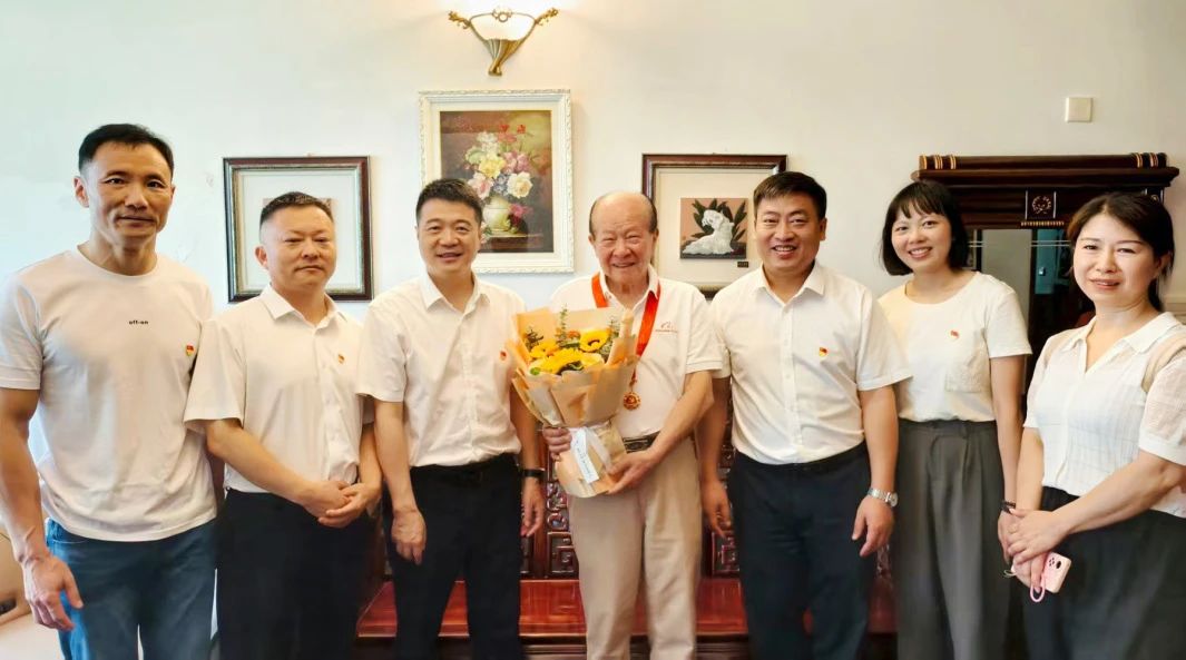 省Z6尊龙凯时集团党委走访慰问老党员 宣告“庆幸在党50年”留想章并奉上节日问候